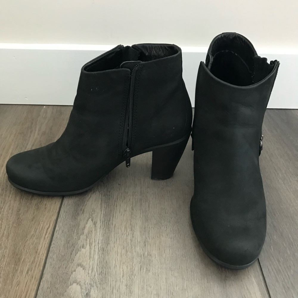 Ecco women’s boots. Genuine leather, comfortable.